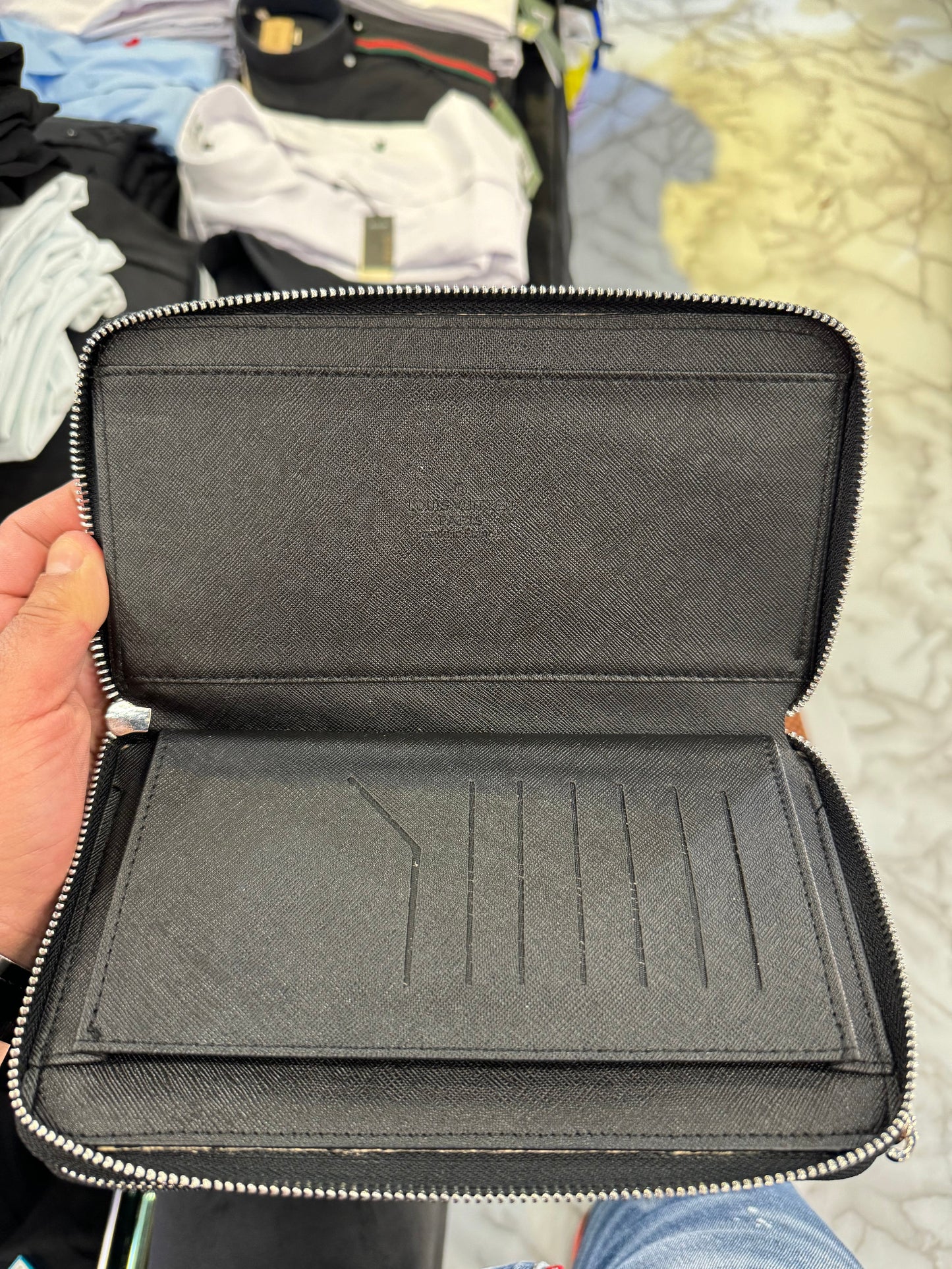 LOUIS VUITTON - ΠΟΡΤΟΦΟΛΙ